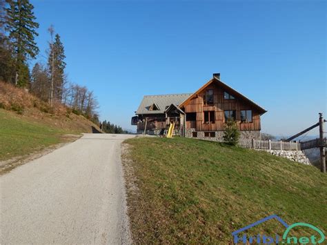 Družina uživa v nočnem sankanju na Starem Vrhu