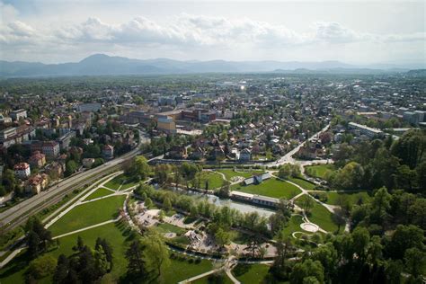 Panoramski pogled na park Tivoli z drevoredi in zelenimi površinami
