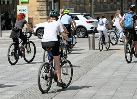 Kolesar na podeželski cesti s prtljago