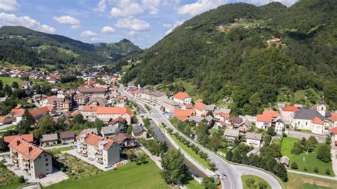 Panorama Portoroža s parkirno hišo v ospredju