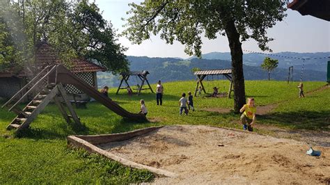 Panoramski pogled na Četeno Ravan s kmetijo Pr' Ožbet v ospredju