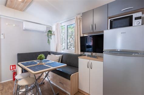 Notranjost mobilne hišice v kampu Miran