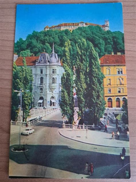 Slovenija pokrajina z gradom in jezerom