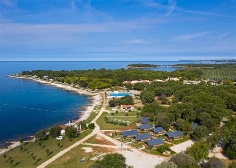 Pogled na kamp Ulika Rovinj z zelenimi površinami