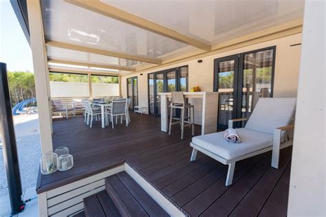 Luksuzna mobilna hišica s teraso in jacuzzijem