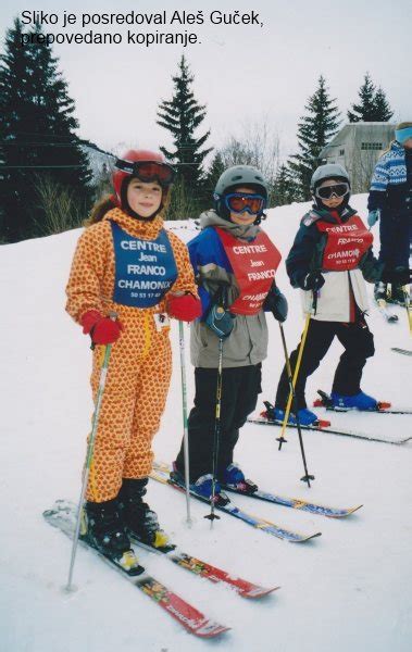 Učitelj smučanja z otroki na urejeni progi