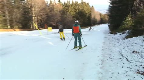 Smučarji na osvetljeni progi ponoči