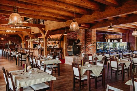 Stara lipa ob kmečki hiši