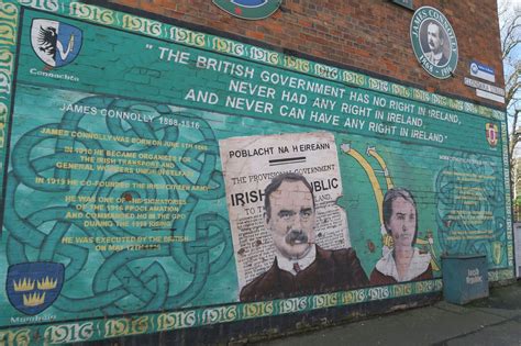 Mural na zidu v Belfastu, ki prikazuje politično sporočilo