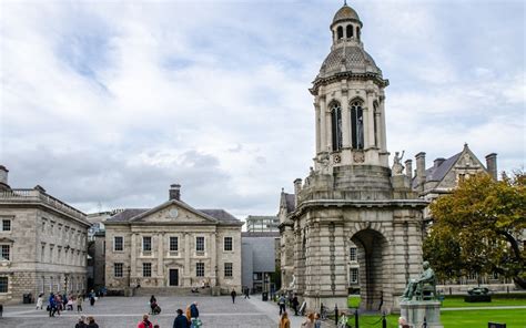 Trinity College in knjižnica s knjigo iz Kellsa v Dublinu