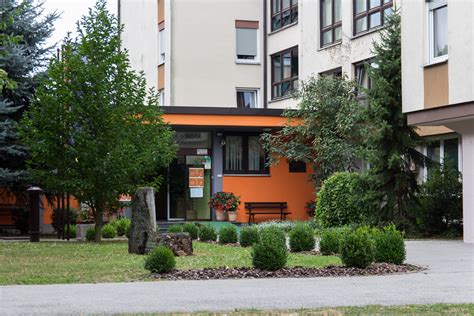 Notranjost penziona z udobnimi sobami in skupnimi prostori