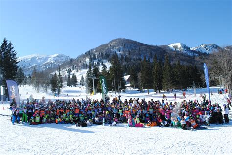Gostje uživajo v sproščenem vzdušju na dvorišču kmetije