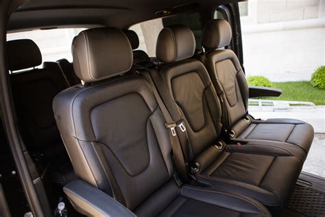 Notranjost sodobnega kombija za prevoz potnikov