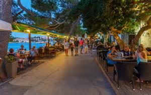 Hrvaška obala s sončnim zahodom nad morjem