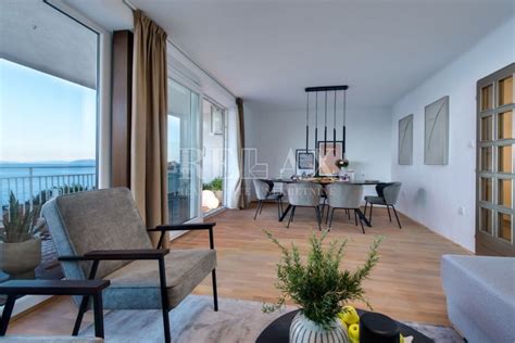 Notranjost sodobnega apartmaja s pogledom na morje