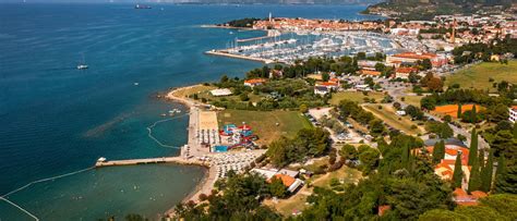 Nemška obala s peščenimi plažami in tipičnimi Strandkorb košarami