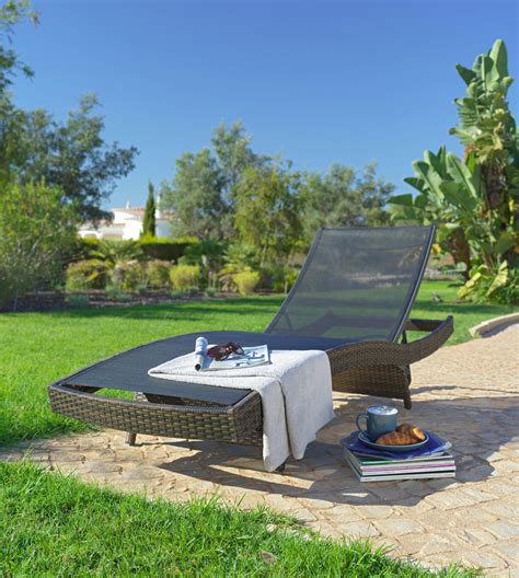 Različni materiali vrtnih ležalnikov: poliratan, jeklo, les