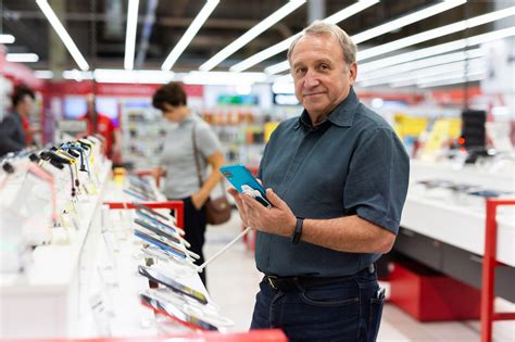 Oseba izbira šotor v trgovini