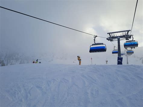 družina smuča na sončnem pobočju v Nassfeldu