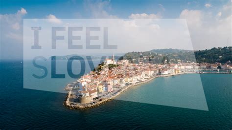 Panoramski pogled na istrsko obalo s starim mestnim jedrom