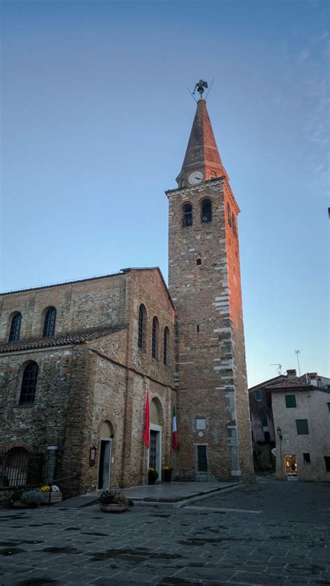 Slika starega mestnega jedra v Rovinju z ozkimi ulicami in cerkvijo sv. Evfemije