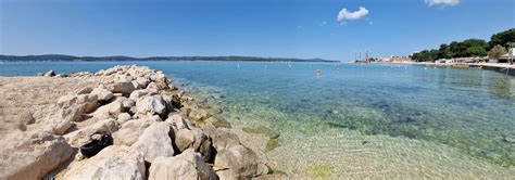 Panoramski pogled na Sveti Petar na Moru z morjem in otokom Pašman v ozadju