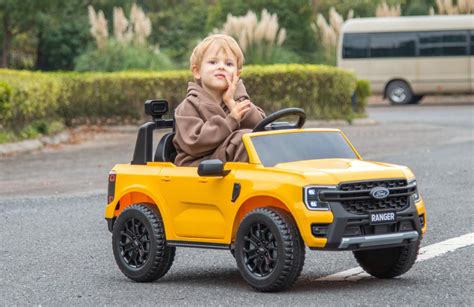 Otrok vozi avtomobilček v prometnem parku