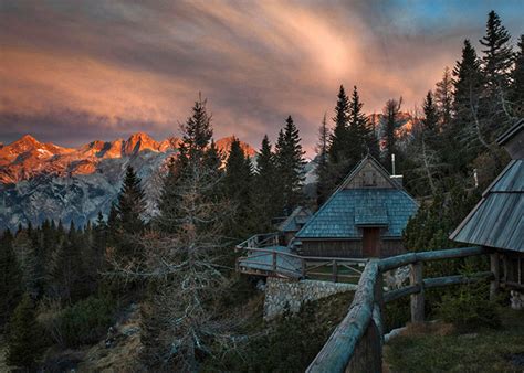Pastirska planina Zajavnik z lesenimi hiškami