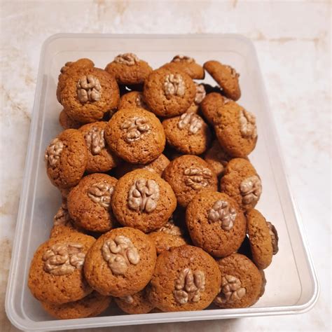 Različne vrste slovenskih spominkov, vključno z medenjaki in glinenimi izdelki