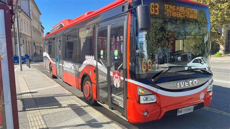 Vozilo s šoferjem, ki čaka potnike na letališkem terminalu