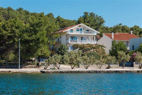 Katamaran na morju s pogledom na otok