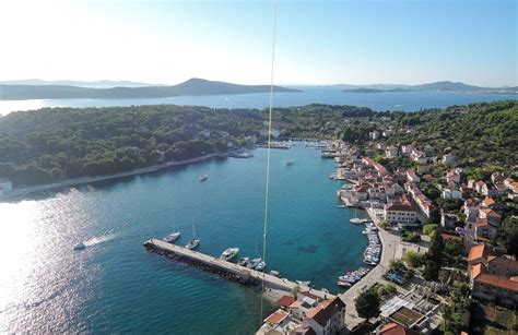 Pristanišče Hvar z jadrnicami