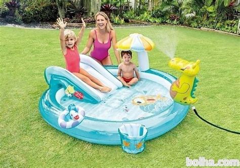 otroški bazen z atrakcijami