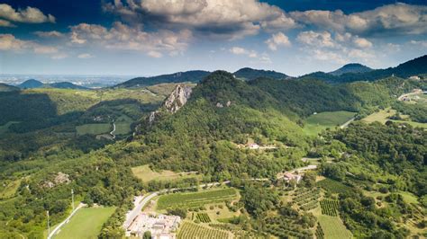 Dolenjska pokrajina z griči in vinogradi