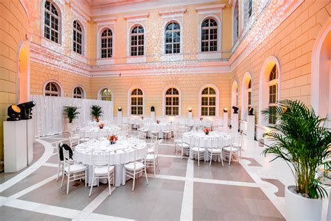 Slika praznično pogrnjene mize v gostišču