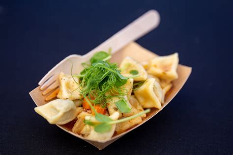 Skledo idrijskih žlikrofov s prilogo