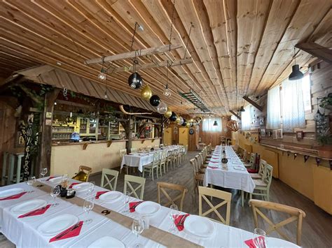 Notranjost prostora za dogodke na Domačiji Pr'Cesarju