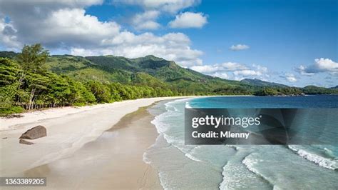 Panorama otoka Mahe s plažo in gorami