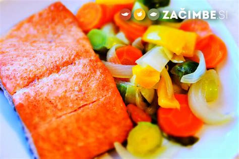 Pripravljena jed na krožniku s svežo zelenjavo