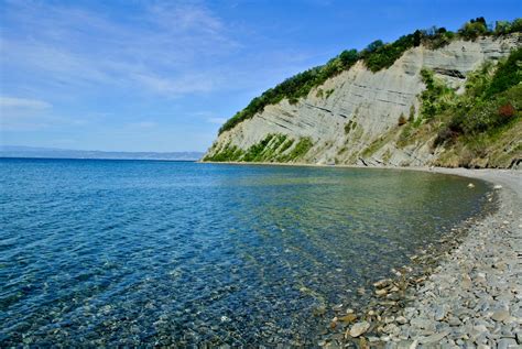 Pogled na zaliv Jagodna s plažo in okoliškimi borovci