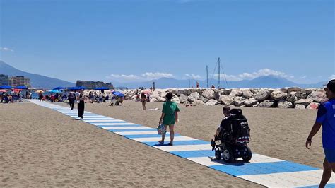 Pogled na plažo Mappatella z mestom Neapelj v ozadju