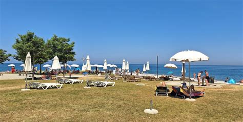 Eleganten prostor s senčniki in ležalniki na plaži Bagno Sirena