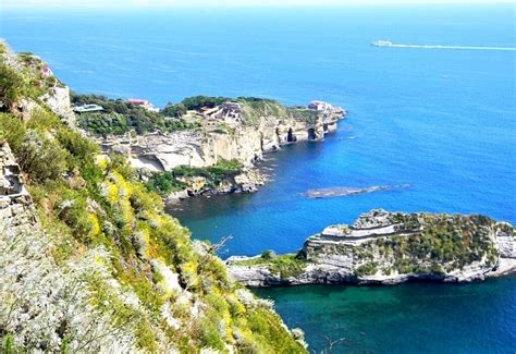 Podvodni posnetek potopljenih rimskih ruševin v Baia Trentaremi