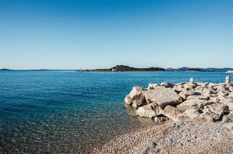 Široka peščena plaža Miseno s pogledom na morje