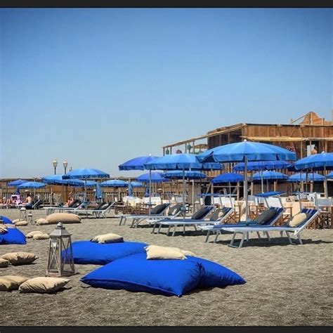 Slikovita plaža z edinstvenim črnim peskom pri Antico Bagno Favorita