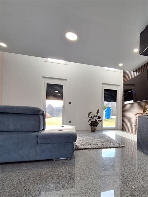 Notranjost gospodinjskega doma Marta z razstavo