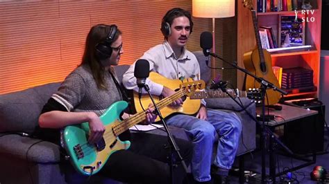 Skupina prijateljic se smeji ob kavi