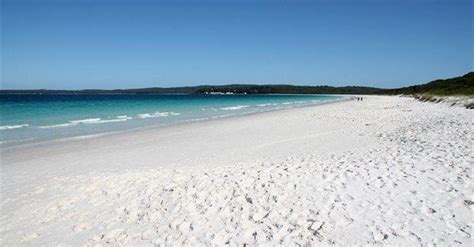 Nizozemska plaža z modrim morjem in belim peskom