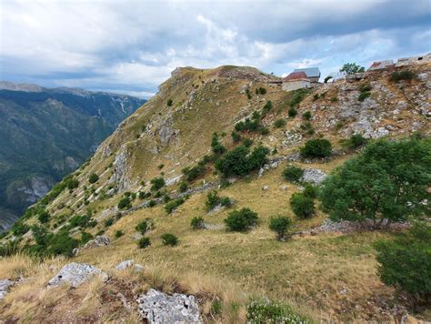 Gorska vasica na Naxosu s kamnitimi hišami