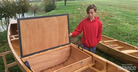 Arhivska fotografija ribičev v Križu s tradicionalnimi čolni